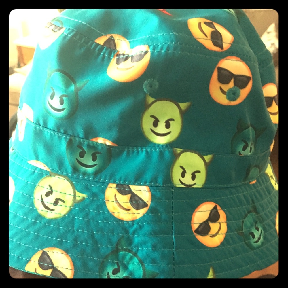 Emioji bucket hat
